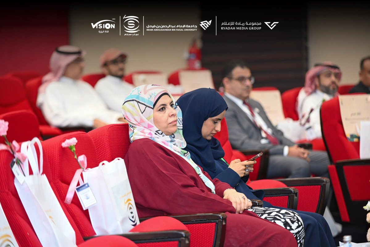 صورة||

الدكتورة ندى آل مبارك رئيسة قسم الإتصال وتقنية الإعلام 
و الدكتور فهد اليامي مدير وحدة التنمية المستدامة 
خلال مشاركتهم في  #مؤتمر_الإستدامة ورؤية 2030 بجامعة الإمام عبدالرحمن بن فيصل✨️

<a href="/SustV2030/">مؤتمر الاستدامة ورؤية 2030</a> 
<a href="/CMEDIAT_IAU/">قسم الاتصال وتقنية الإعلام</a> 
<a href="/IAU_KSA/">جامعة الإمام عبدالرحمن بن فيصل</a> 
#طلال_الضاحي
<a href="/TALALALDAHI/">طلال بن علي الضاحي</a> 
#قناة_VBC