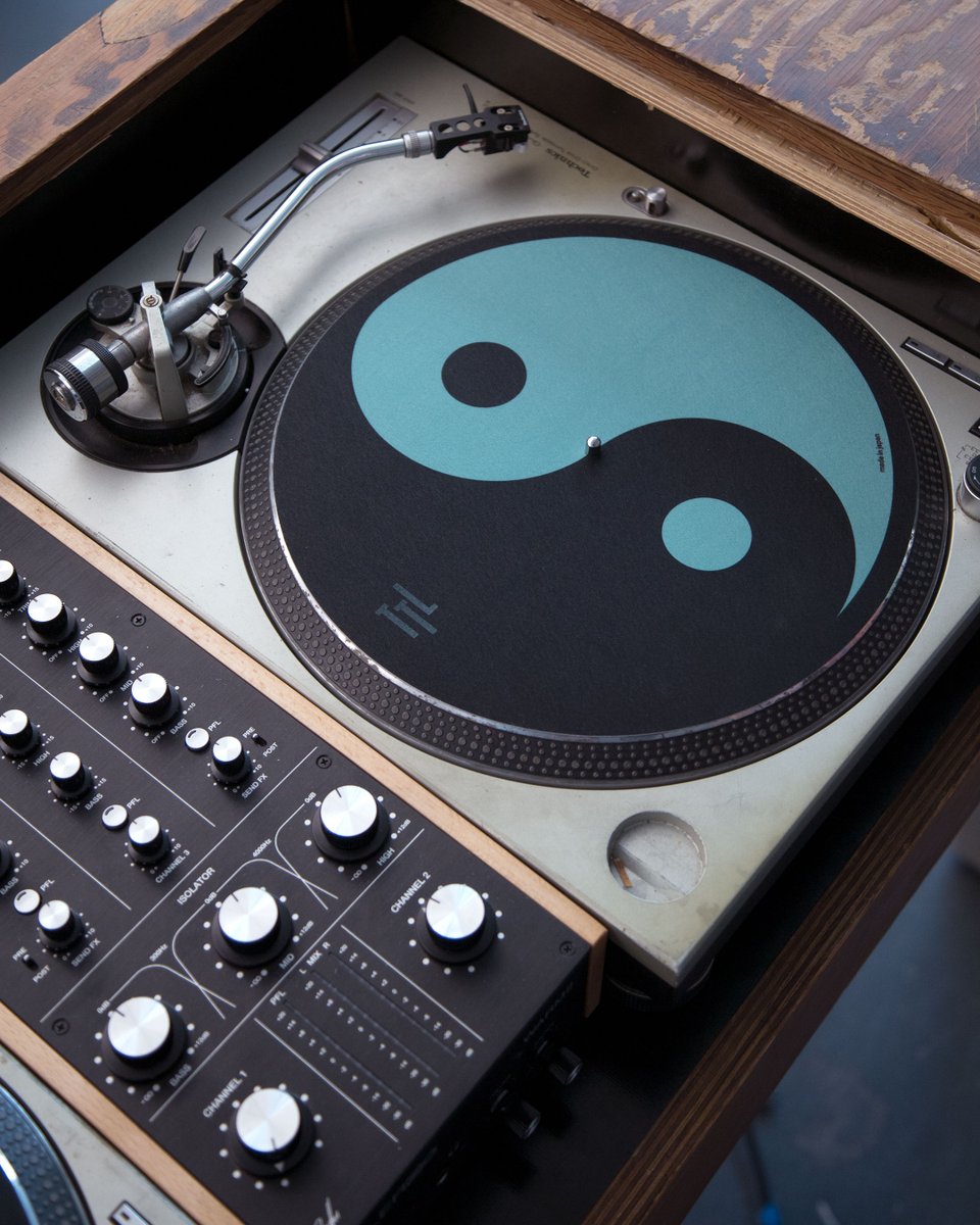 TurntableLab's tweet image. 🆕🆕🆕 Turntable Lab Dark Mode Record Mat 🌑 

↘ high-quality mat suitable for DJing or casual listening, made in Japan by Dr. Suzuki:

⇢ turntablelab.com/darkmode

#drsuzuki #ttlrecordmat #ttlexclusivo #turntablelab #ttldj #ttlhifi #ttleditions #ttlgifted