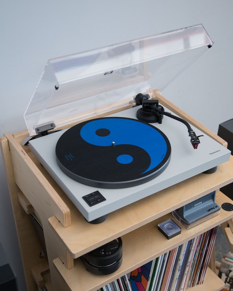 TurntableLab's tweet image. 🆕🆕🆕 Turntable Lab Dark Mode Record Mat 🌑 

↘ high-quality mat suitable for DJing or casual listening, made in Japan by Dr. Suzuki:

⇢ turntablelab.com/darkmode

#drsuzuki #ttlrecordmat #ttlexclusivo #turntablelab #ttldj #ttlhifi #ttleditions #ttlgifted
