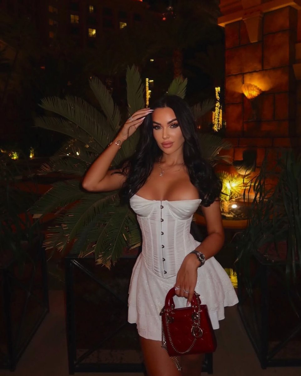 seforapop26's tweet photo. Black hair, don't care🖤 https://t.co/nK0yFFVZ8J