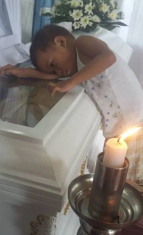 Cultination1's tweet image. 🇵🇭😢❤️‍🩹 IL NE COMPRENAIT PAS CE QUI EST ARRIVÉ À SA MAMAN ET REFUSAIT DE LA QUITTER

En juin 2016, aux Philippines, le petit Khayne Kheian Naelgas-Castro, âgé de 5 ans, a brisé le cœur du monde entier. 

Sa mère est décédée des suites de complications lors de l’accouchement de son…