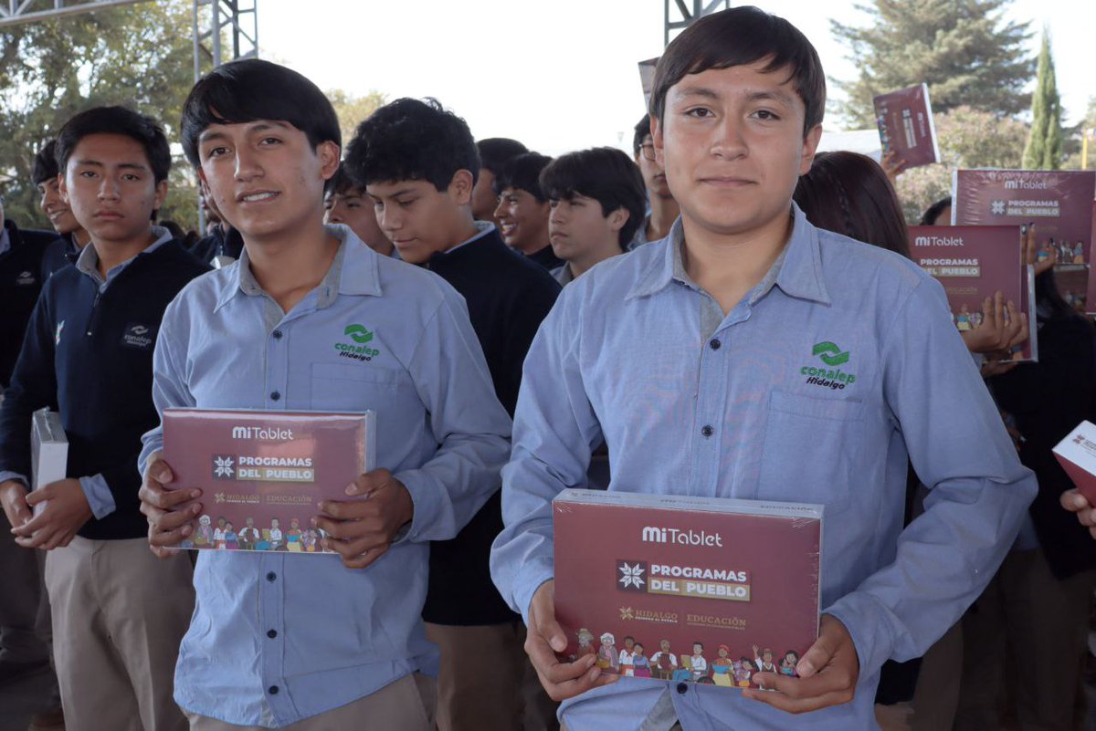 SEPHidalgo's tweet photo. En el @conaleptulancin, el secretario de Educación, @natycastrejonv, encabezó la entrega de #MiTablet para la totalidad de las y los estudiantes del plantel; una acción que consolida los esfuerzos encabezados por el gobernador @juliomenchaca_ para fortalecer la educación media superior en Hidalgo. 📲👨🏫
Estas herramientas representan un paso firme hacia la reducción de brechas digitales y la construcción de entornos de aprendizaje más equitativos. Con estas tabletas electrónicas, las y los jóvenes cuentan ahora con mayores recursos para desarrollar habilidades esenciales y avanzar en su formación académica. 🏫
#EducaciónEsTransformación #NatyCastrejón