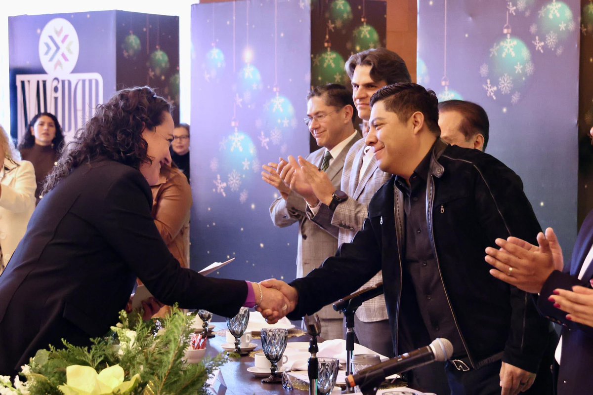 En esta temporada decembrina  🎄 me reuní con las y los notarios potosinos para seguir trabajando juntos y garantizar certeza y confianza a todas las familias. 👨🏻‍⚖️👩‍⚖️✨

Además, felicitamos a dos nuevos notarios que hoy recibieron su nombramiento, fortaleciendo un cuerpo notarial