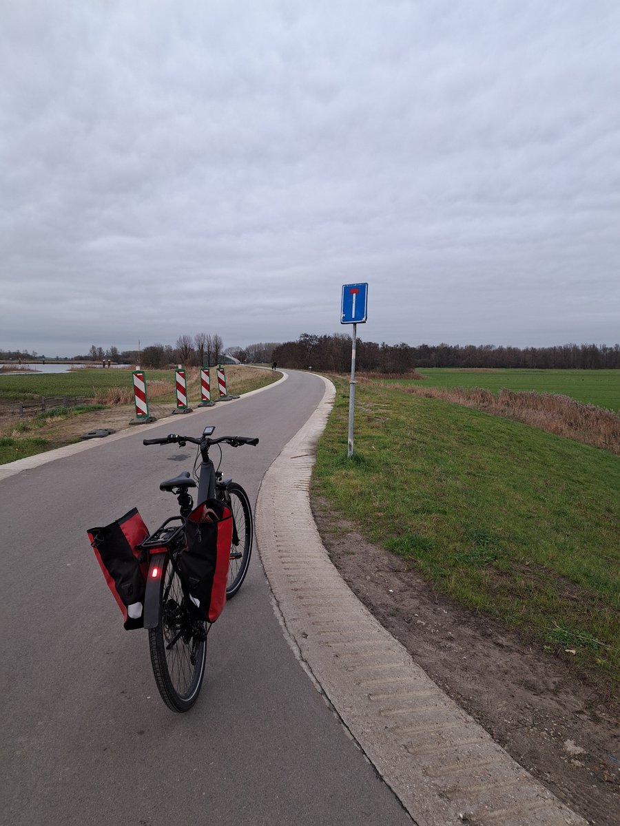Dag <a href="/Gemeente_Zwolle/">Gemeente Zwolle</a> blijkbaar is deze nieuw aangelegde route ook doodlopend voor fietsers terwijl je toch door kunt fietsen. Een onderbordje ontbreekt. Plek is Peterskampweg. Getipt door andere fietser