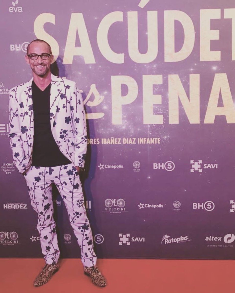 DÍA 2: Recordando personajes y proyectos. SACUDETE LAS PENAS de <a href="/stereosonico/">Pablo Antonio</a> Andrés Ibáñez Díaz Infante. Con mi personaje LA PIRRUS. Enorme experiencia rodeado de grandes compañeros. Disponible en @appletv #cinemexicano #cine #carlosvalenciaactormexicano #sacudetelaspenas