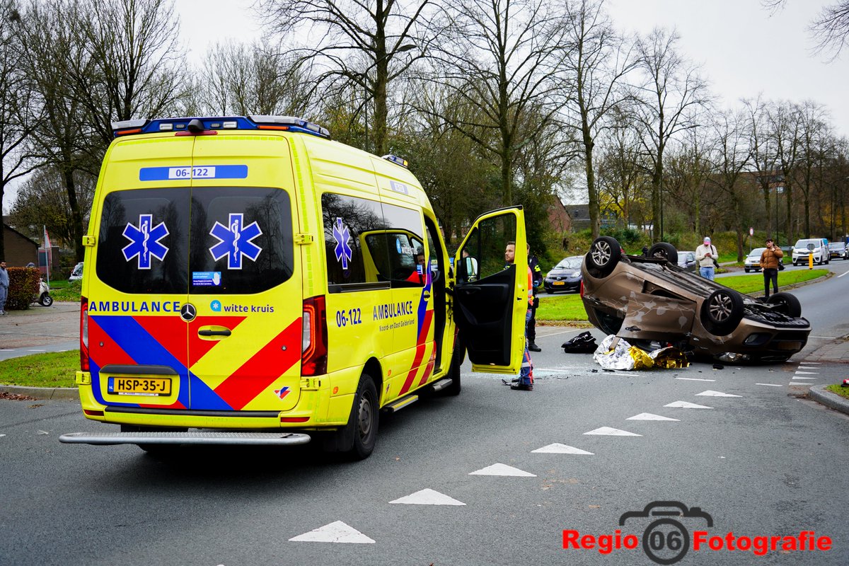 Auto op zijn kop na botsing Apeldoorn