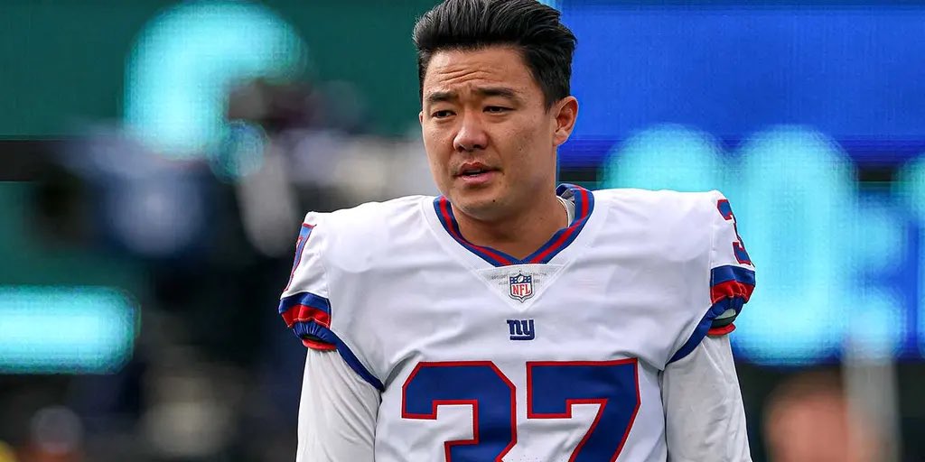 Chuck Bass tweet media