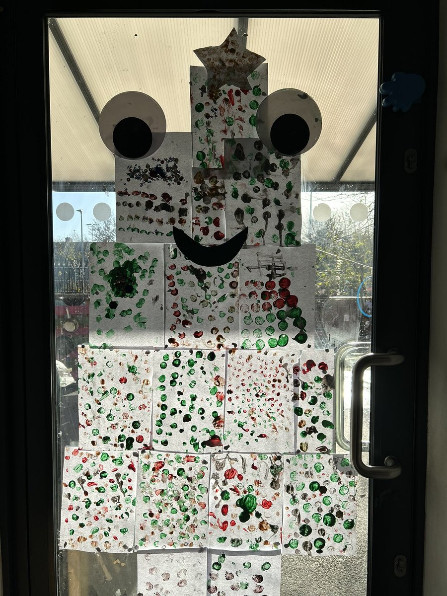 MrsGriffiths7's tweet image. Out collaborative Christmas door tree 🎄🎄🎄 #eyfs #expressivearts #eayyears #tee #fun