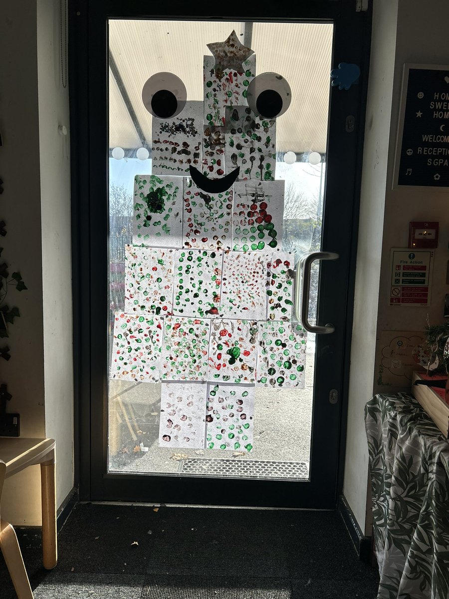 MrsGriffiths7's tweet image. Out collaborative Christmas door tree 🎄🎄🎄 #eyfs #expressivearts #eayyears #tee #fun