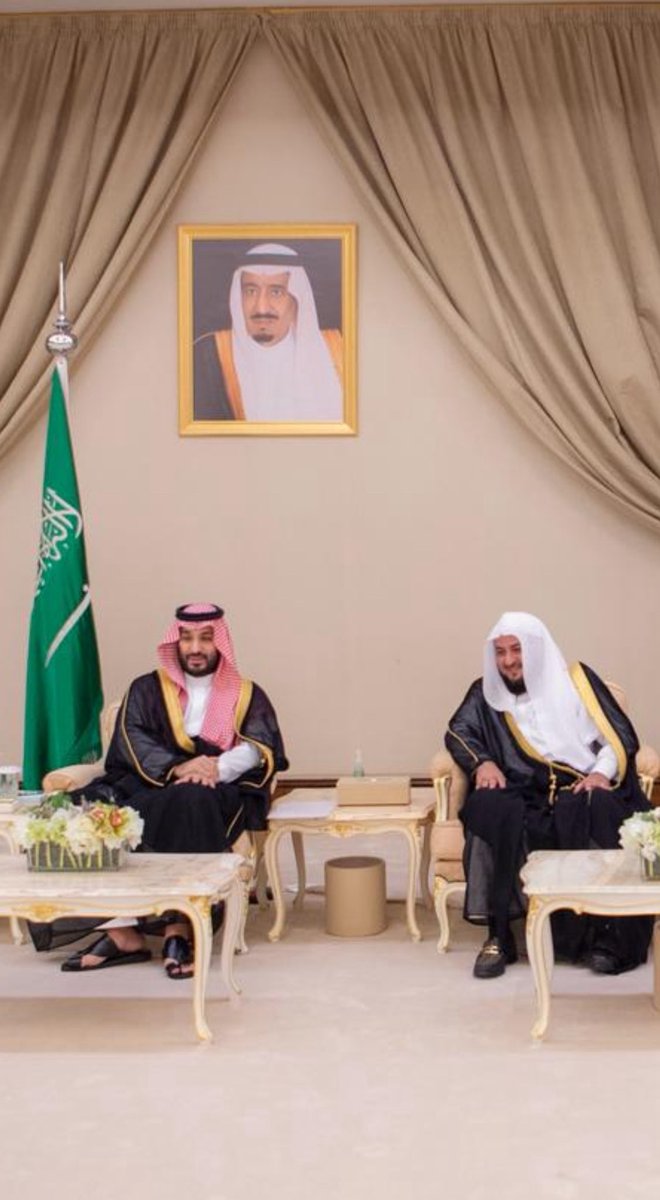 M7MDALMUlLA's tweet photo. معالي والدي أ.د عبدالإله محمد الملا ( عضو هيئة كبار العلماء) ، مع عراب الرؤية سمو سيدي الأمير محمد بن سلمان آل سعود حفظه الله أثناء استقبال سموه الكريم في قصر الخليج 🇸🇦 https://t.co/419wQ7yeiC