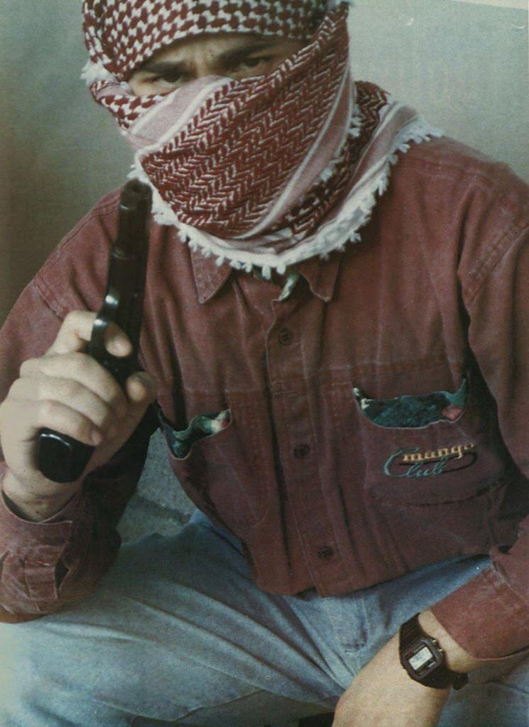 ثبّت جذورك في التراب فأنت باقٍ هاهنا
الأرض أرضك يا فتى هذي البلاد بلادنا
هم جهلةٌ لا يعلمون بأن وطنَك خالدٌ
فاصمد ورابط واحتسب إنا وراءك كلنا