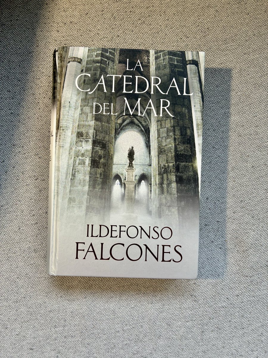 amendiri's tweet photo. Lo más gozoso de este best seller es ver prosperar a su personaje protagonista, Arnau Estanyol, el bastaixo, sin nada a favor, excepto la sonrisa de la Virgen y su coraje. Una vida trepidante, que corre paralela a la construcción de Santa María del Mar, en la Barcelona de 1.300. https://t.co/pRB1MkdyCN