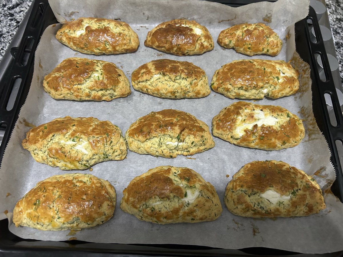 Yarın herkes iş yerine bir şeyler getirecek diye gecenin bu saatinde bunları yaptım ama erkek eli değdiği o kadar belli oluyor ki çok utanıyorum maalesef 🥹