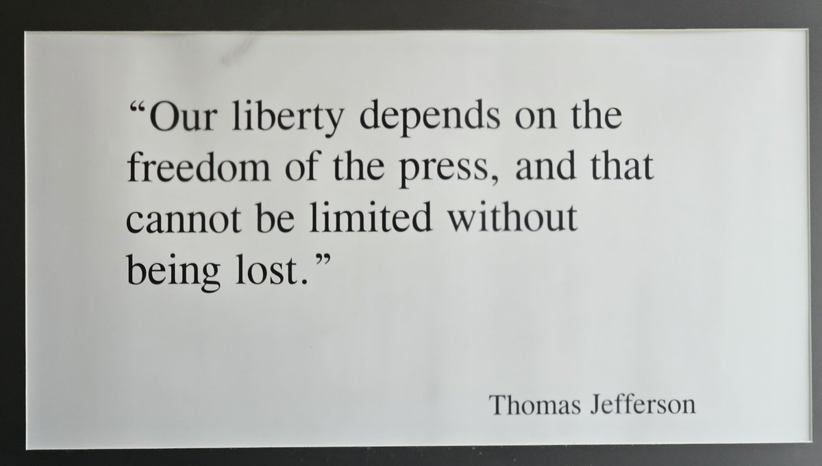 Wenn reihenweise kritischen Journalisten das Konto gekündigt wird, dann ist das ein massiver Angriff auf die Freiheit der Presse. 
"Unsere Freiheit hängt von der Freiheit der Presse ab, und diese [Pressefreiheit]kann nicht eingeschränkt werden, ohne verloren zu gehen."