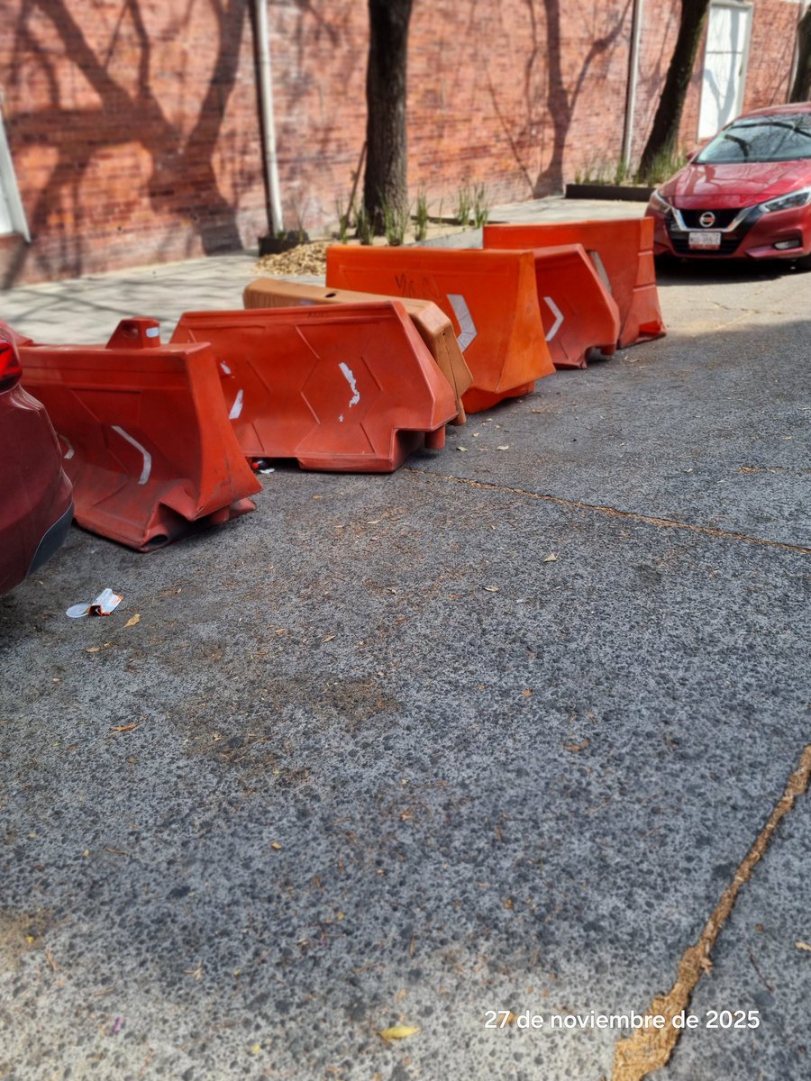 DFsoy's tweet photo. @AlcaldiaMHmx @ClaraBrugadaM @UCS_GCDMX  Auditorio Nacional prolongacion campo marte, hoy si podrían poner operativo para retirar franeleros y muebles con los que apartan? https://t.co/frORWLSbry