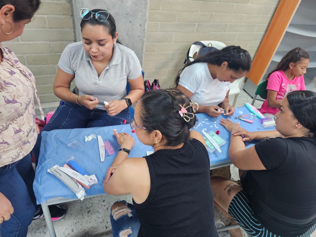 Murillo4983's tweet photo. @ElOIRdelaRegion 
#PrestaciónServicioSocialUnadistaEnTerritorio 

Acción Solidaria “Emprender Para No Depender”⭐️ en el departamento de Risaralda https://t.co/nAwdCIzT5t