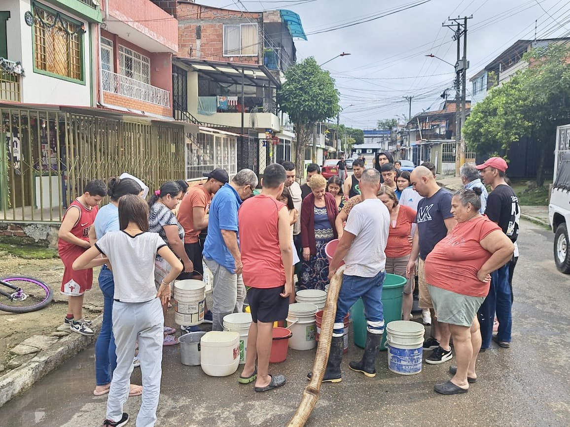 Sabemos las dificultades de agua en el barrio Pacandé. 🛠️👷🏻‍♂️ Mientras reparamos el daño en la red matriz, nuestro equipo IBALContigo y el carrotanque ya están en esta zona de la comuna 7️⃣ apoyando el suministro🚰. Pronto restableceremos el servicio. 🤝
