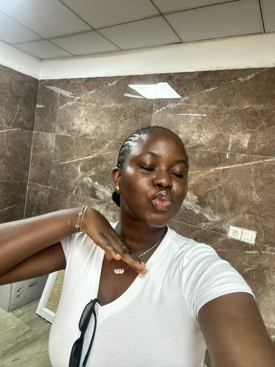 mariama_nabe's tweet photo. Histoire de vous rappeler que je suis toujours là 🤣🤣 je cherche l’argent https://t.co/sXaH8ZEvxJ