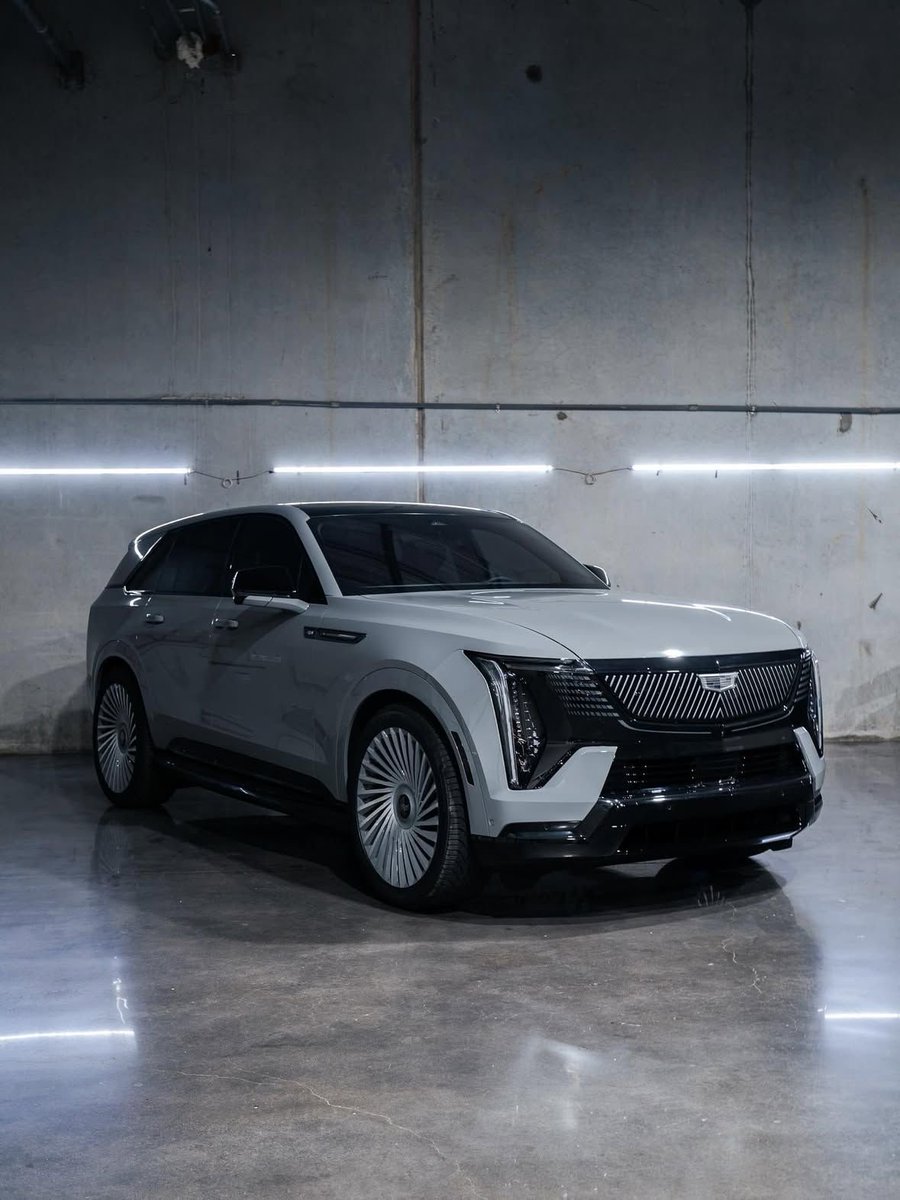 This is not just a car, it's a sculpture on wheels. Take a look at the design of the wheel rims — it's a work of art!🤩