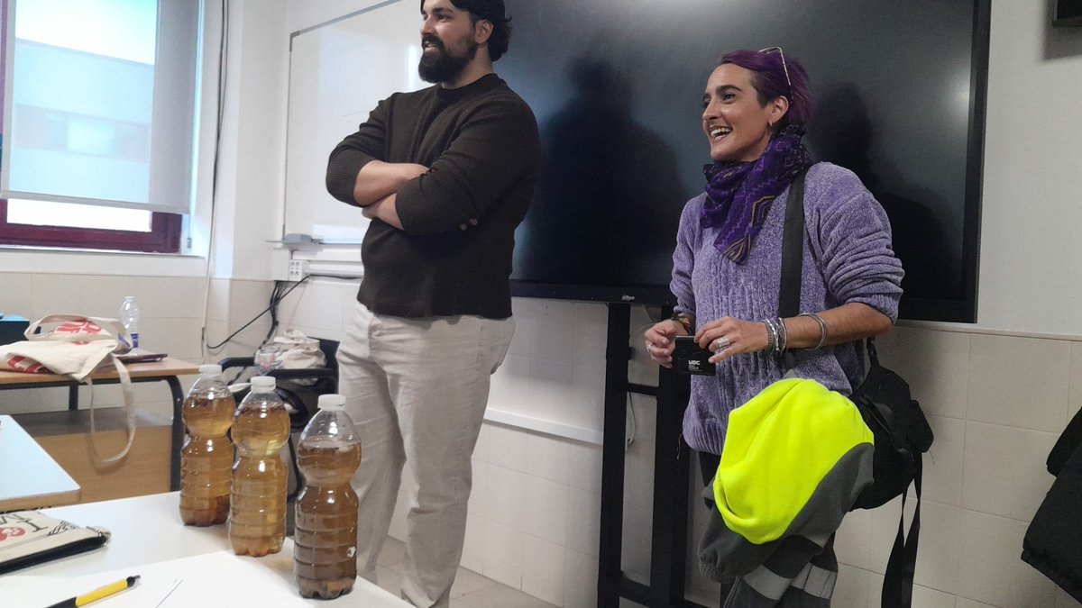 La #AsociaciónBarró #UDC <a href="/JMDpvallecas/">Puente de Vallecas</a> <a href="/MADRID/">Ayuntamiento Madrid</a> visita <a href="/CifpPRV/">CIFP Profesor Raúl Vázquez</a> para concienciar del impacto de las colillas en el entorno del centro. Repartieron ceniceros portátiles.
Dentro del Plan de Eficiencia Ambiental, como centro de la Red de #EscuelasSostenibles y certificado #ISO14001.