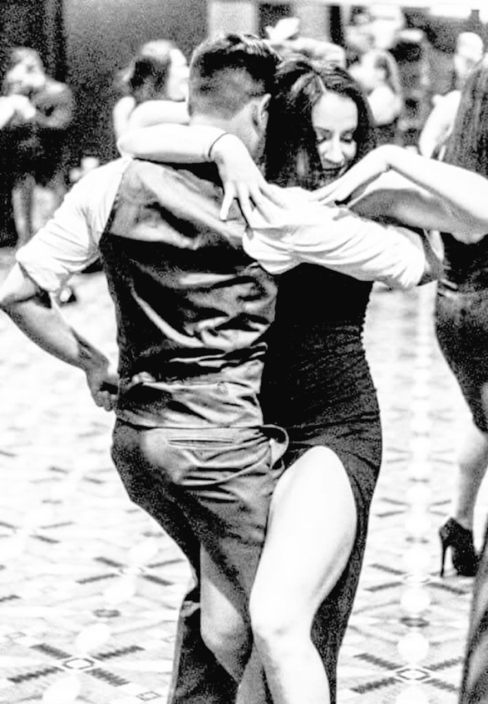 trinidadclara's tweet photo. "La vida es un baile
Y tropezar es parte 
De la coreografía."

Buenas noches 💫 a soñar bonito 💋

#FelizNoche #FelizMiercoles 🌹💫

#DirtyDancing #TimeOfMyLife 🎼

https://t.co/k2pjJZIl2F 🎵 https://t.co/w7UaXsVUTL