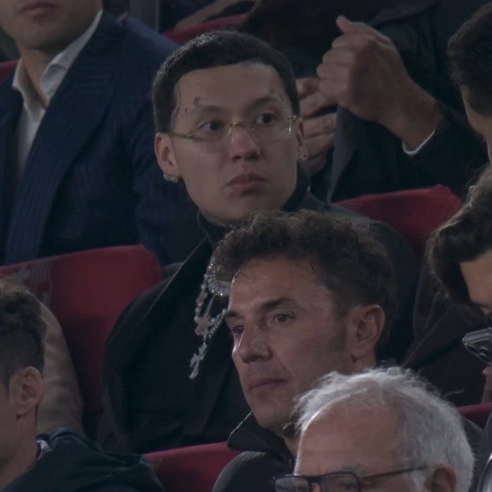 TouchlineX's tweet image. 📸 - WOW, A VERY FAMOUS GUY IS WATCHING BARCELONA VS ATLETICO MADRID!