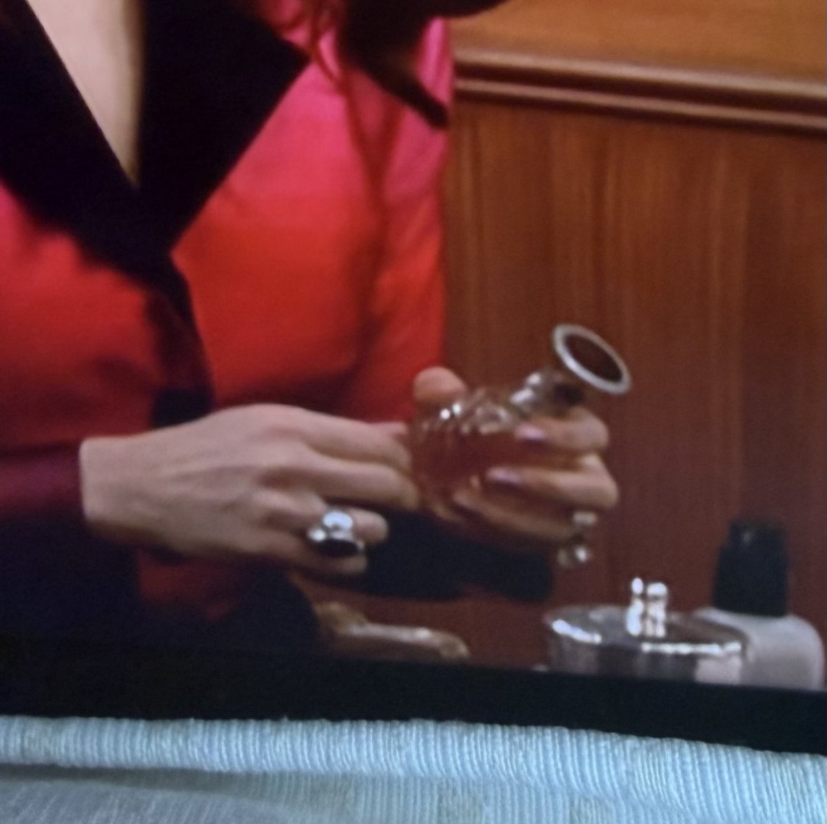 Help!  What kind of perfume is Fran holding here?
I used to have it and can’t remember the name and can’t find it on the interwebs. 
#TheNanny season 6, episode 5