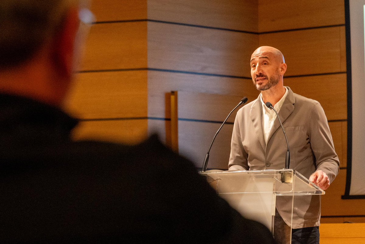 Hoy hemos entregado en Eibar Ondare Saria 2025, homenajeando de manera póstuma a Elena Barrena Osoro. Historiadora imprescindible, su trabajo iluminó nuestro pasado y defendió siempre que el conocimiento debía estar al servicio de la ciudadanía.

Eskerrik asko Elena.