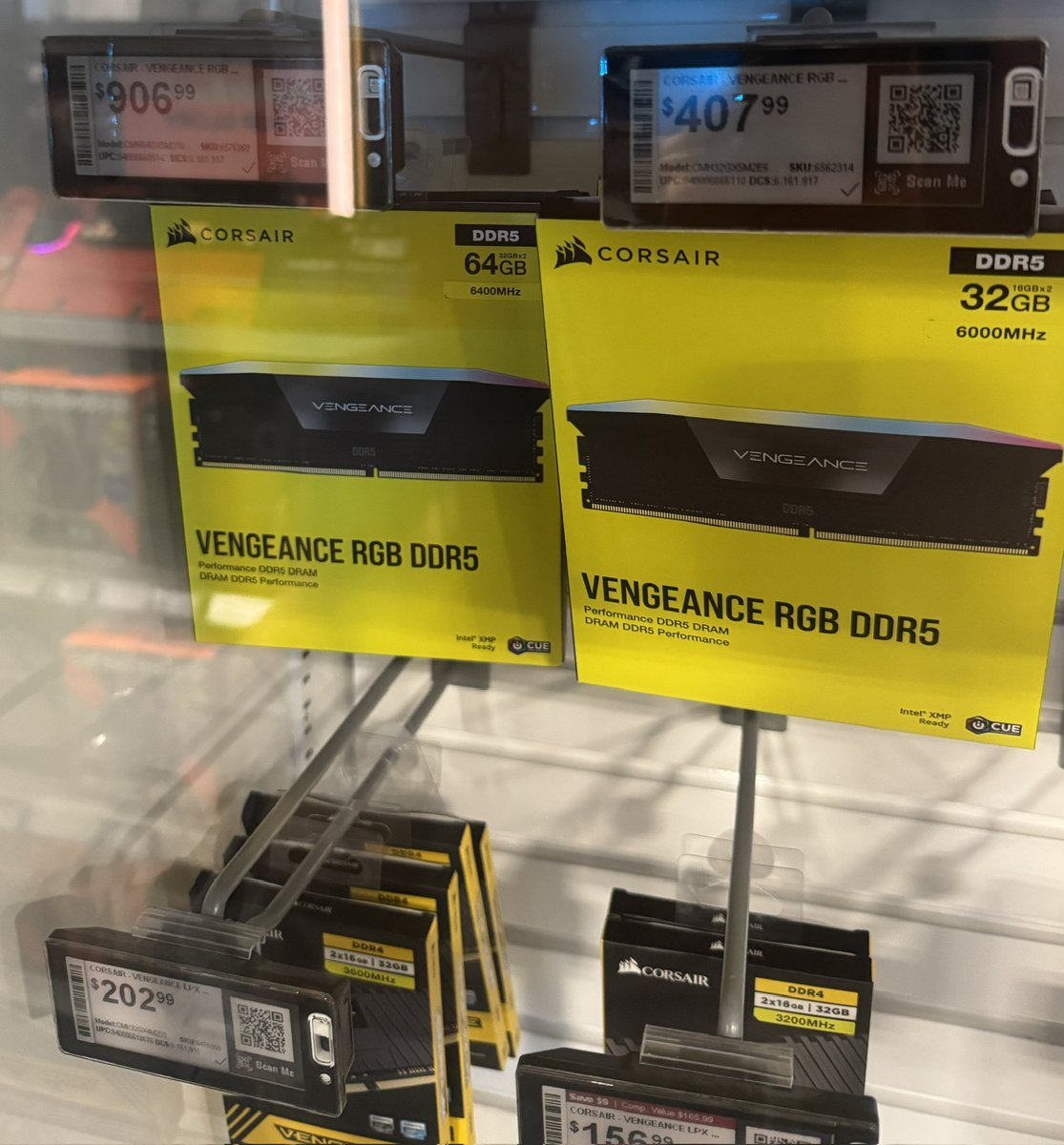 leochavez's tweet image. I had to see it to believe it. 64GB of DDR5 at $907. Sure, it&apos;s got RGB, but no way it&apos;s worth even half that much...
