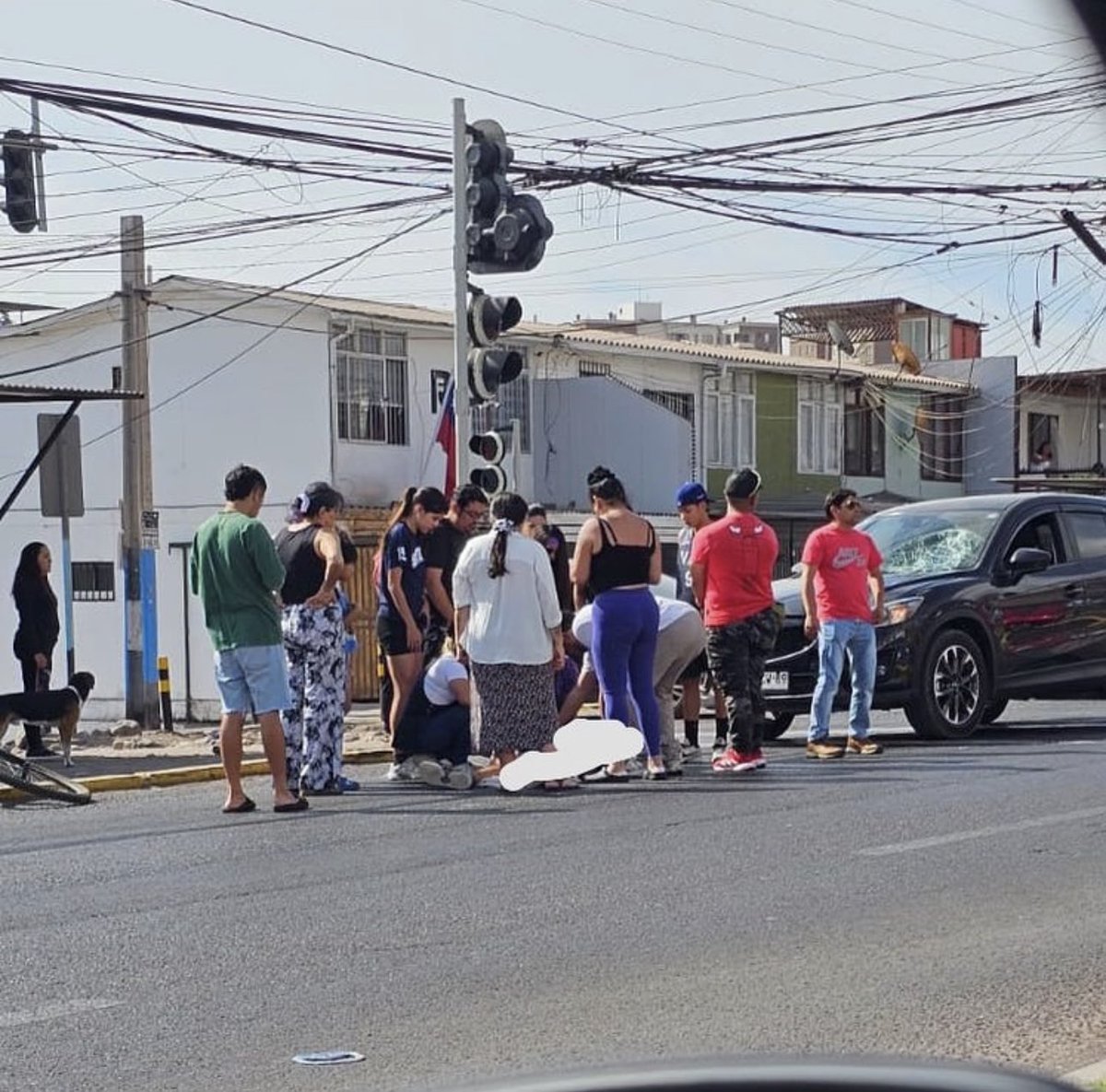 Los mandriles al volante están desatados en #IQUIQUE. 
Ahora atropellaron un ciclista en Pedro Prado con Castro Ramos