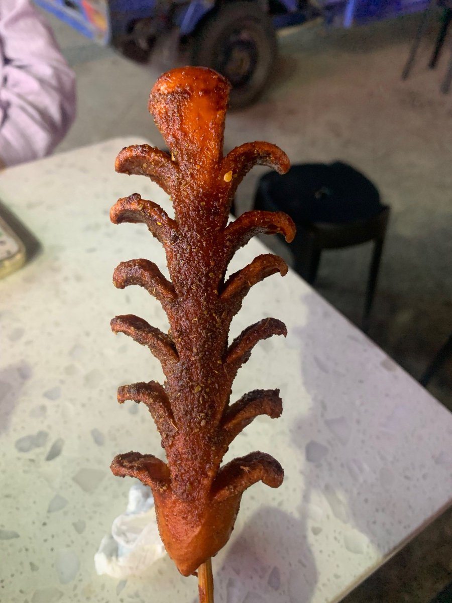 eD68pQXMyIXsW92's tweet photo. 下班撞见巷口炸淀粉肠！外酥里嫩咬开爆汁，刷满甜辣酱香迷糊了～5元1根谁懂啊！ https://t.co/VX9S5FEJz6