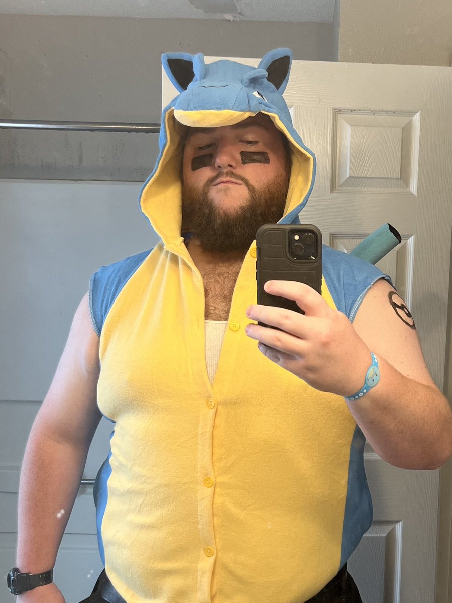TheRealTomRyan1's tweet photo. Getting back into cosplay! Can you guess who I am? https://t.co/SCNEktlP8N