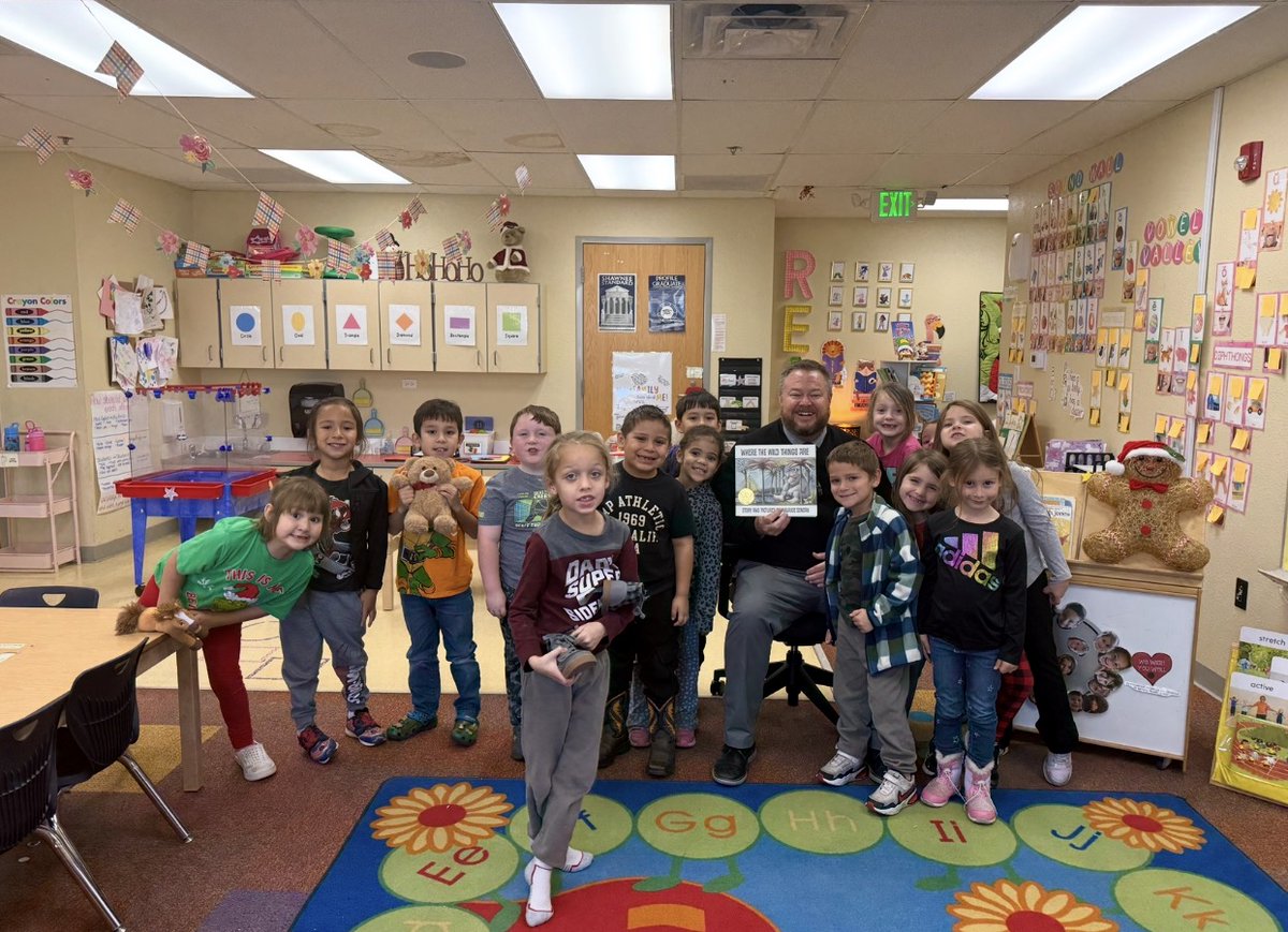 ShawneePublic's tweet image. Dr. James made a special stop by Shawnee Early Childhood Center to share one of his favorite stories, Where the Wild Things Are, and our students were all ears! 📖✨ 

What a magical way to spark imagination and a love for reading.

#GoWolves #ShawneeStrong