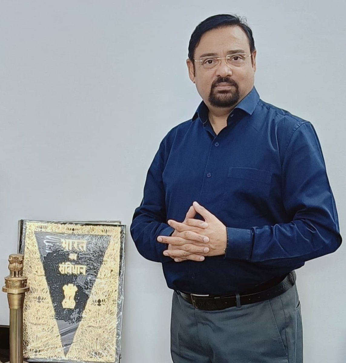 जो मिल गया उसी को मुक़द्दर समझ लिया,
जो खो गया मैं उसको भुलाता चला गया।।
मैं जिंदगी का साथ निभाता चला गया.... 
और इस तरह कई उतार-चढ़ाव से गुज़रते हुए जिंदगी के 55 बरस पूरे हुए।