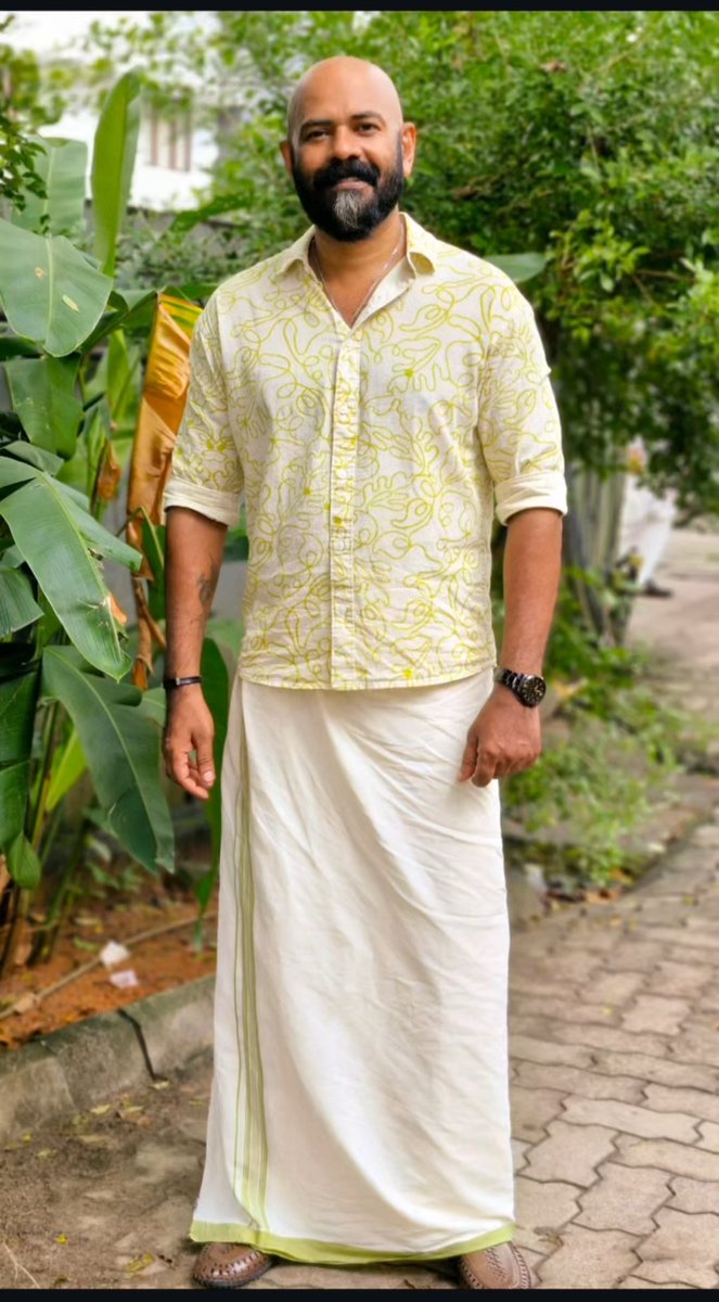 HariKrishn78921's tweet photo. ഈ ചേട്ടനെ കാണാൻ ഒരു famous english p*rn actor നെ പോലെയില്ലേ.. 🥵😍 https://t.co/Bkaar7YTiv