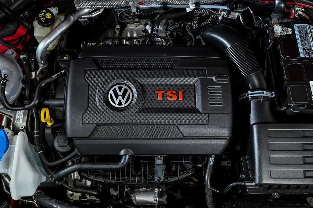 Europa da marcha atrás.

Se informa que la Unión Europea ya NO prohibirá los motores de combustión a partir de 2035.

Los coches de gasolina y diésel podrán seguir vendiéndose siempre y cuando se promocionen los combustibles sintéticos.