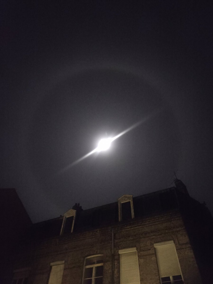 Julien57019462's tweet photo. Calais → parhélies lunaires de malade cette nuit !! 🌕✨
Chiens de lune + barre complète, pris au tel dans mon jardin
02.12.2025
#ParhelieLunaire #MoonDog https://t.co/MZV0d0ewOJ