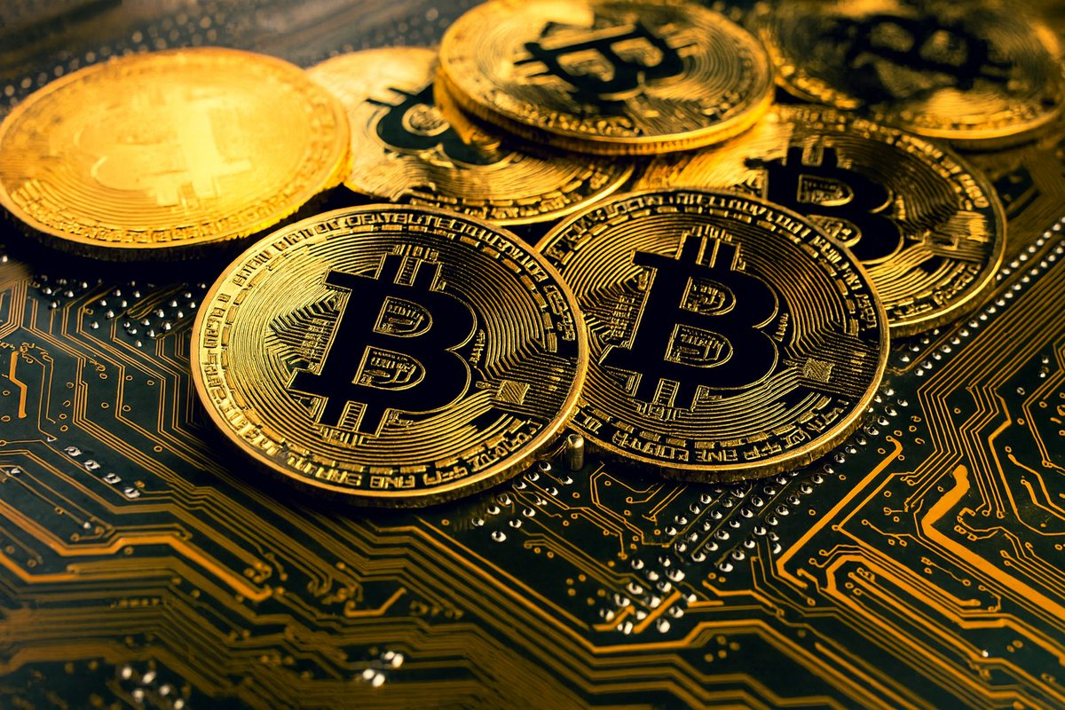 CoinMarketCap's tweet image. LATEST: 🏦 Bank of America will allow its wealth management clients to allocate 1%-4% of their portfolios to crypto starting Jan. 5, ending a policy that prevented some 15,000 advisers from proactively recommending Bitcoin ETFs.