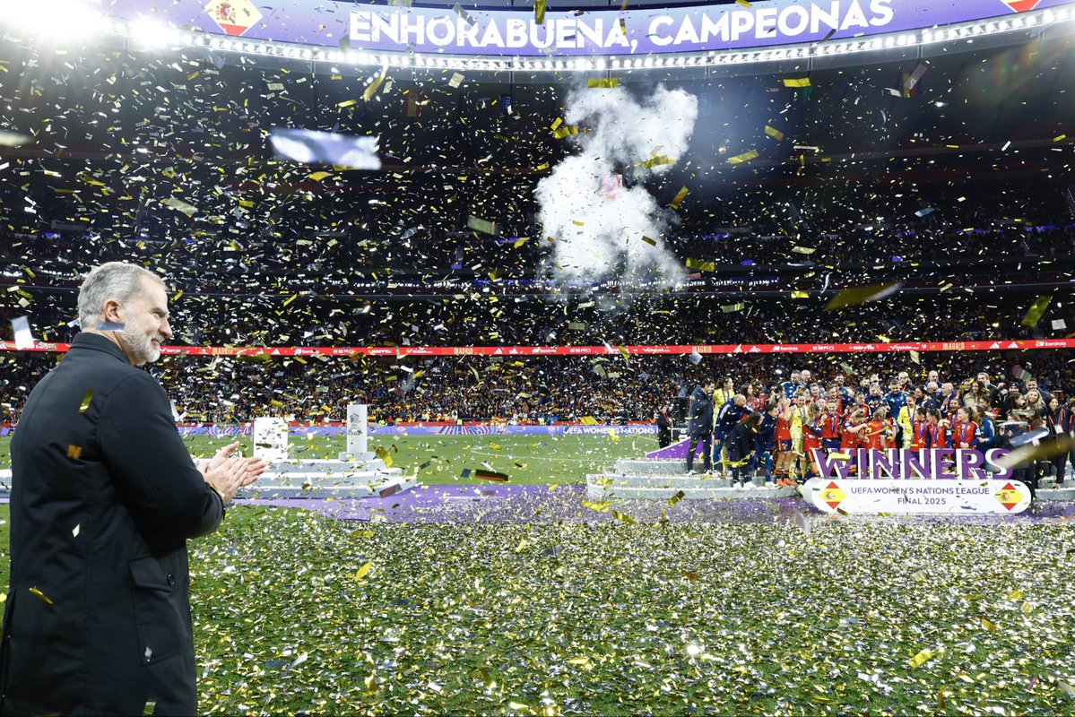 El Rey ha entregado el trofeo de la “UEFA Women’s Nations League” a la capitana de la <a href="/SEFutbolFem/">Selección Española Femenina de Fútbol</a>, Irene Paredes, y ha felicitado a todo el equipo tras la victoria en la final #UWNL

¡Enhorabuena, campeonas!  #JugarLuchaYGanar

➡️casareal.es/ES/Actividades…