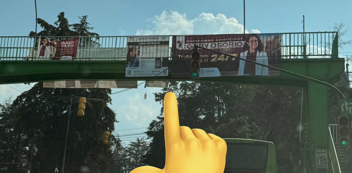 1Libelula1971's tweet photo. El gobierno de la 4T en imágenes 

@Gabyosoriohdz  en @TlalpanAl  ya sabemos que a ti, todo te vale madres, pero se necesita no tener madre y vergüenza, para colocar tus lonas con tus “logros” junto  a la de los desaparecidos en el Ajusco en la Picacho Ajusco y en la de Topilejo. 
Miserable
