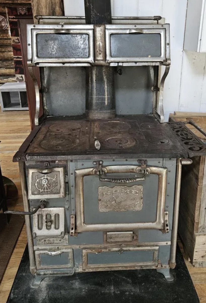 oldhouses100k's tweet image. #OffGrid Rustic #LogCabin on 4 #Acres in #Maine with Loft, Open-Concept Living, and Trail Access – $89K. 
oldhousesunder100k.com/2010-built-off…