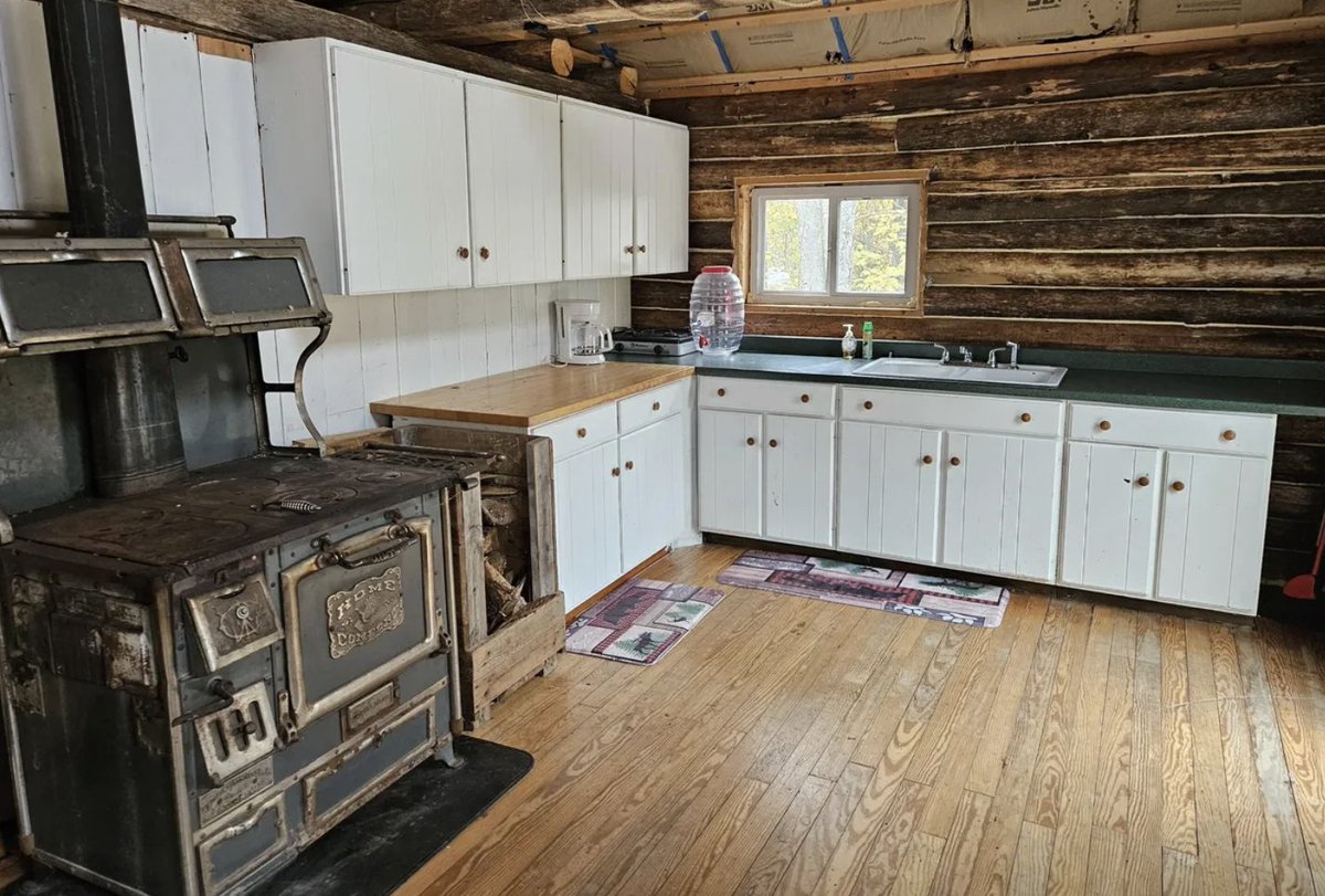 oldhouses100k's tweet image. #OffGrid Rustic #LogCabin on 4 #Acres in #Maine with Loft, Open-Concept Living, and Trail Access – $89K. 
oldhousesunder100k.com/2010-built-off…