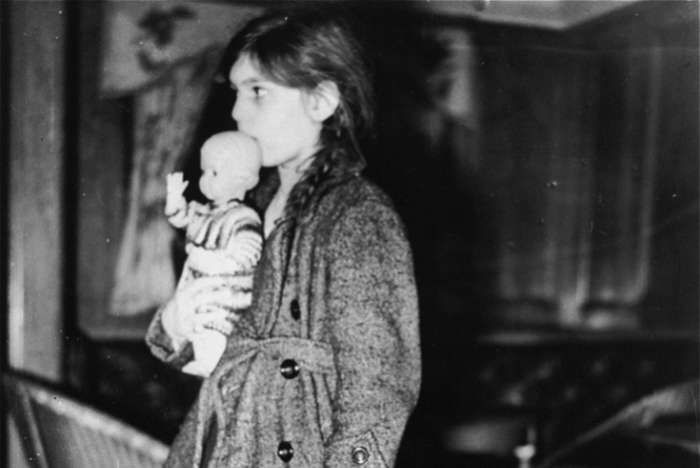 auschwitzxhibit's tweet image. December 2, 1938 | First Kindertransport Arrives in Great Britain. In desperation, thousands of Jewish parents send their unaccompanied children abroad, hoping they would find safety and refuge from Nazi persecution.

#AuschwitzExhibition #NotLongAgoNotFarAway