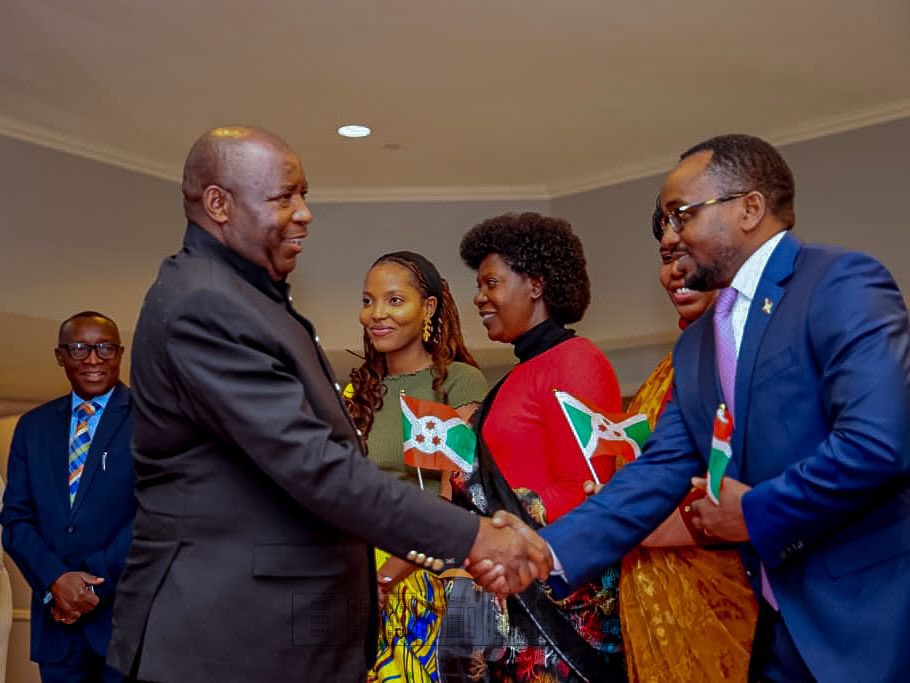 À l’arrivée de SE <a href="/GeneralNeva/">SE Evariste Ndayishimiye</a> à Washington DC où, sur invitation du Président Américain, il prendra part aux cérémonies de signature de l’accord de paix entre la RDC et le Rwanda, la communauté #Burundi-aise était enthousiaste d’accueillir leur Leader et Père de la Nation
