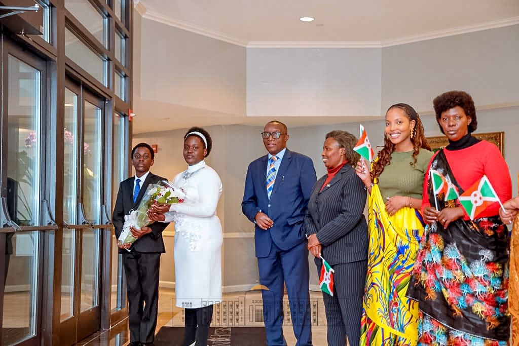 NtareHouse's tweet photo. À l’arrivée de SE @GeneralNeva à Washington DC où, sur invitation du Président Américain, il prendra part aux cérémonies de signature de l’accord de paix entre la RDC et le Rwanda, la communauté #Burundi-aise était enthousiaste d’accueillir leur Leader et Père de la Nation https://t.co/jUVV5NF5iy