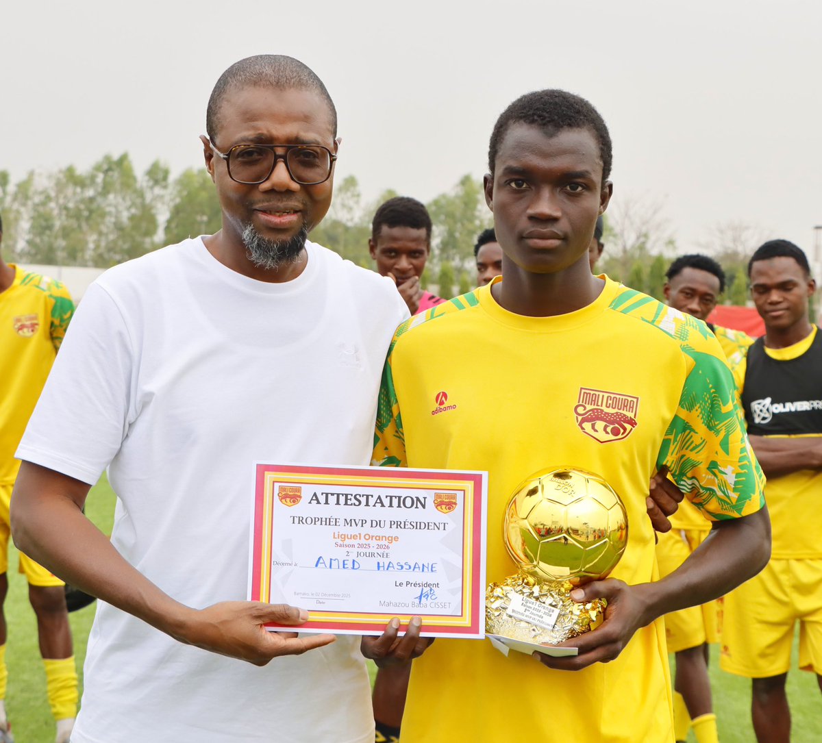 AbmFootAcademy's tweet photo. Ligue 1 Professionnelle Orange

Pour cette deuxième journée,
⭐️ le Trophée MVP du Président est décerné à Amed Hassane, l’élégant milieu de terrain du FC Mali Coura.
Il a reçu :
🏆 Un magnifique trophée
💼 Une enveloppe de récompense
📄 Une attestation officielle
Félicitations https://t.co/pIXes1WbeY