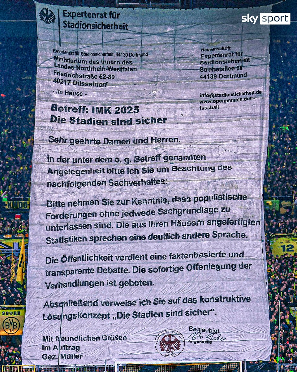 SkySportNews's tweet photo. Die BVB-Fans erklären in einem riesigen Brief an das Innenministerium des Landes Nordrhein-Westfalen, welcher vor Anpfiff vor der Südkurve aufgehängt wurde, dass die Stadien sicher sind. ✉️ 

#SkySport #SkyPokal #BVBB04 https://t.co/l0aXtpqNpz