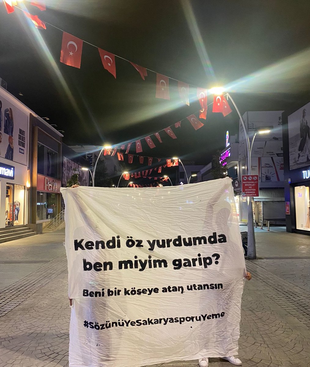 Bir maça sponsor var, bir maça yok. Toplama yönetim, stajyerden bozma hoca, sahi nereye kadar böyle gidecek? Yönetim, teknik heyet, tribün, şehir... herkes bir dönüp kendine bakma vakti geldi de geçiyor. BAŞKA SAKARYASPOR YOK!