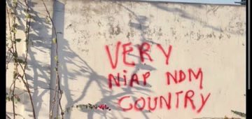 Ce pays, on arrive jamais à régler un problème définitivement. 
Problème bourse depuis plus de 25 ans et 3 étudiantes mort. Ba Tey on en parle encore. 

Merde à la fin