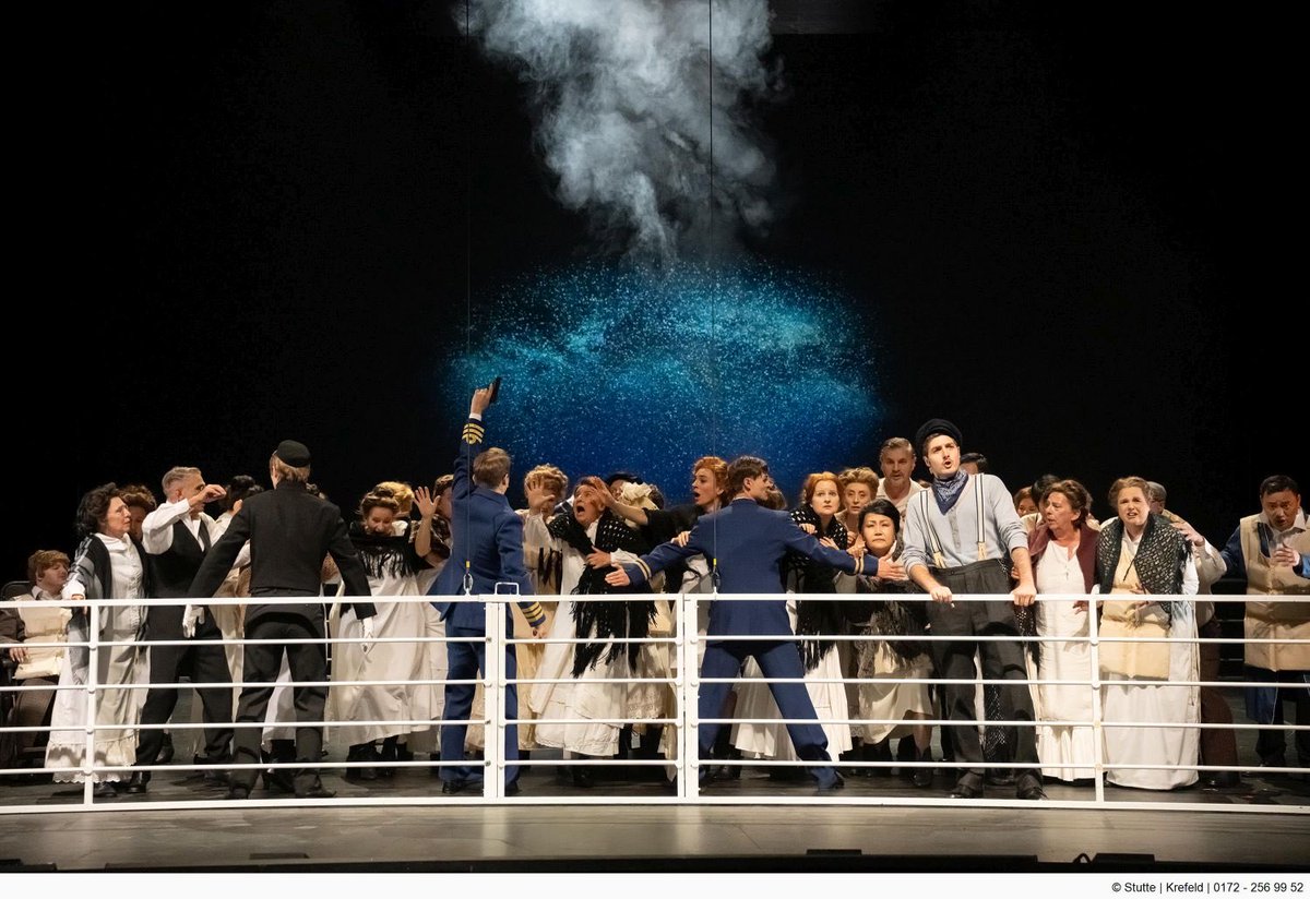 Habe grad zwei Tickets für Ende Februar gekauft.
Titanic als Musical 🥰 Ich liebe es sehr und hab es noch nie gesehen, nur gehört.
Freue mich wie blöde 🥳